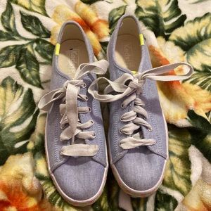 These are a lace up tennis shoes really good for dinners and lunches.